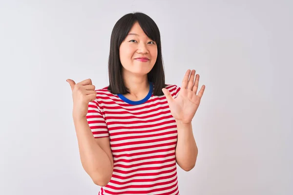 Jonge Mooie Chinese Vrouw Draagt Rood Gestreepte Shirt Geïsoleerde Witte — Stockfoto