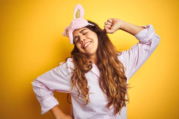 Mujer Joven Con Pijama Máscara Dormir Pie Sobre Fondo Aislado — Foto de Stock