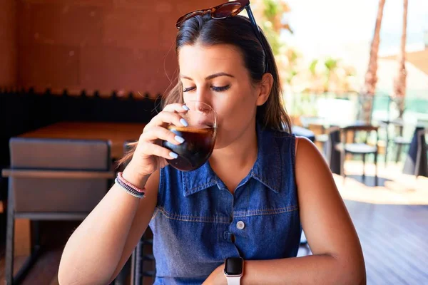 Joven Hermosa Mujer Sentada Restaurante Disfrutando Vacaciones Verano Bebiendo Refrescos — Foto de Stock