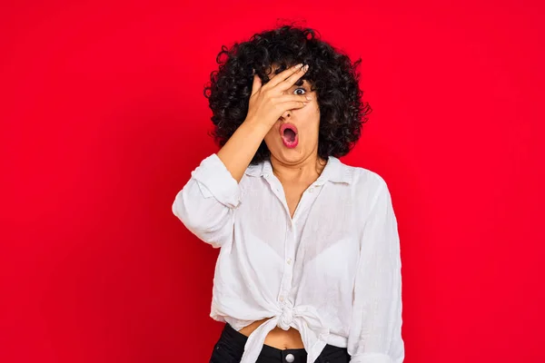 Jonge Arabische Vrouw Met Krullend Haar Draagt Wit Casual Shirt — Stockfoto