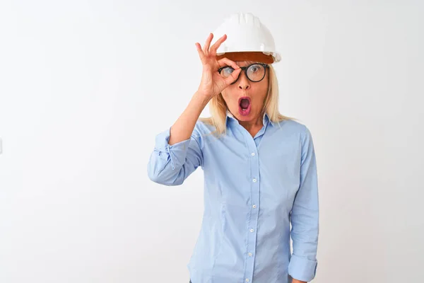 Arquitecta Mediana Edad Con Gafas Casco Sobre Fondo Blanco Aislado —  Fotos de Stock