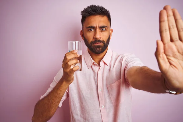 Giovane Uomo Indiano Bello Dinking Bicchiere Acqua Sfondo Rosa Isolato — Foto Stock