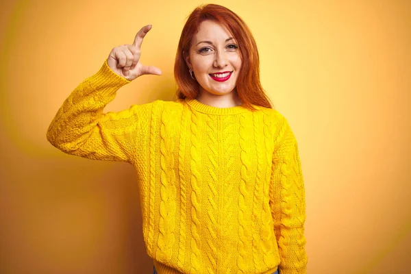 Güzel Kızıl Saçlı Kadın Izole Edilmiş Sarı Arka Plan Üzerinde — Stok fotoğraf