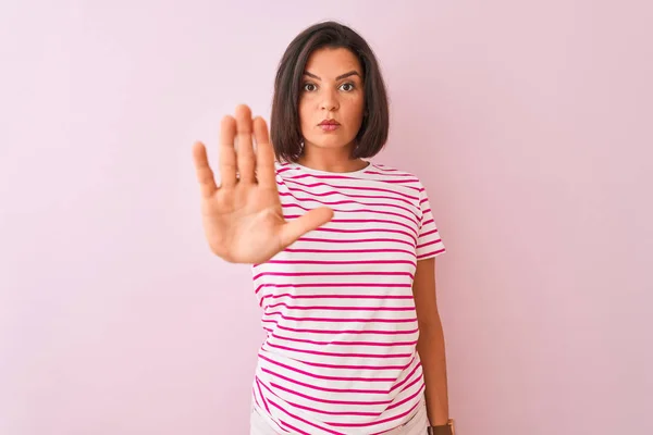 Joven Hermosa Mujer Con Camiseta Rayas Pie Sobre Fondo Rosa —  Fotos de Stock