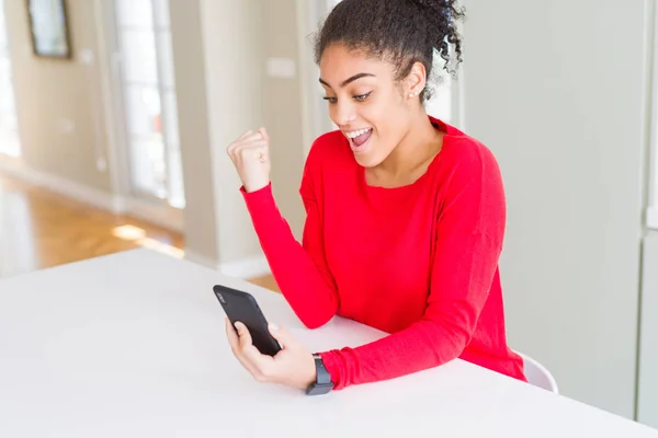 Jovem Afro Americana Usando Smartphone Mensagens Texto Uma Mensagem Gritando — Fotografia de Stock