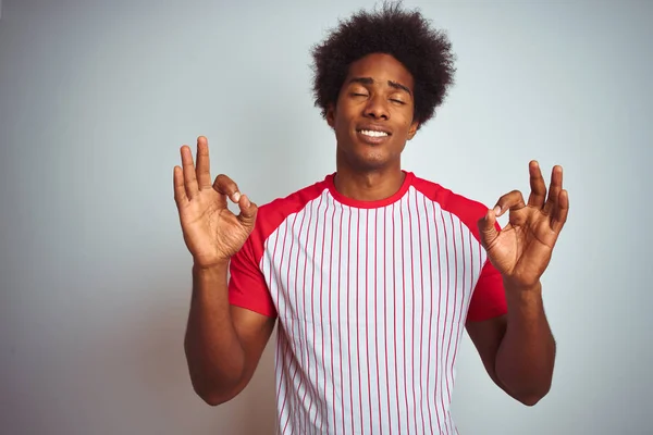 Afro Amerikaanse Man Met Afrohaar Draagt Rood Gestreept Shirt Geïsoleerde — Stockfoto