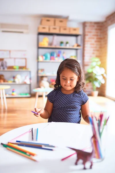 Όμορφο Κοριτσάκι Ζωγραφίζει Χαριτωμένο Σχέδιο Χρησιμοποιώντας Χρωματιστά Μολύβια Στο Νηπιαγωγείο — Φωτογραφία Αρχείου