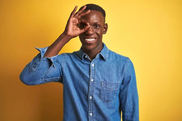 Kot Gömlek Giyen Genç Afro Amerikalı Adam Izole Edilmiş Sarı — Stok fotoğraf