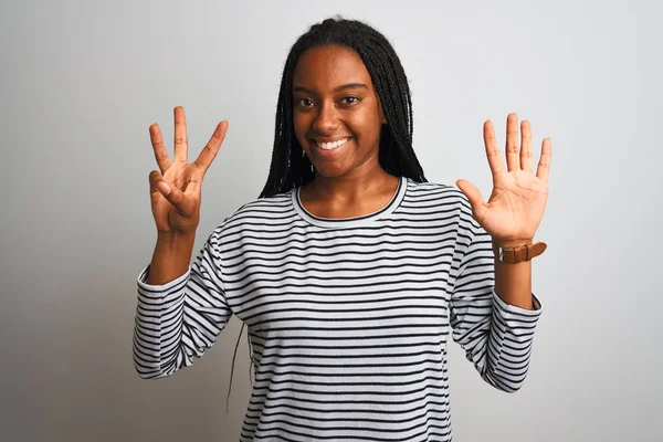 Jovem Afro Americana Vestindo Camiseta Listrada Sobre Fundo Branco Isolado — Fotografia de Stock