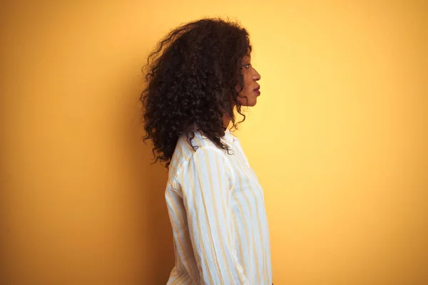 Mujer Afroamericana Con Camisa Rayas Pie Sobre Fondo Amarillo Aislado —  Fotos de Stock