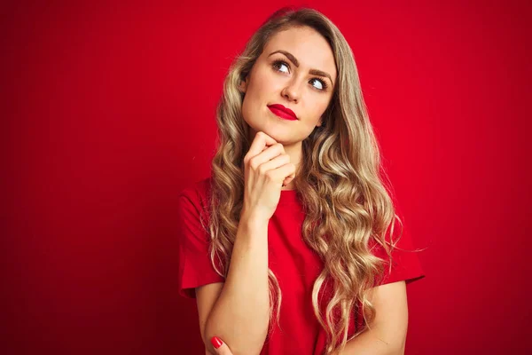 Basit Bir Tişört Giyen Genç Güzel Bir Kadın Kırmızı Izole — Stok fotoğraf