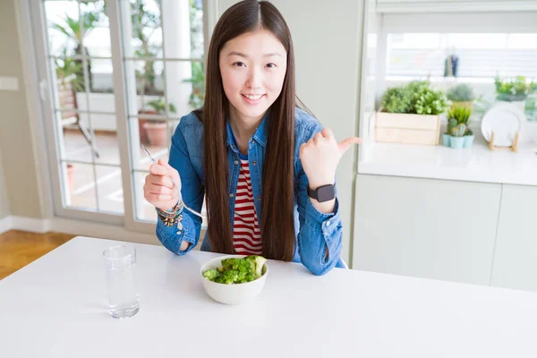Hermosa Mujer Asiática Comiendo Brócoli Fresco Verde Señalando Mostrando Con —  Fotos de Stock