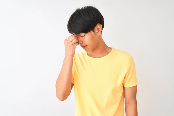 Číňan Žlutým Ležérním Tričkem Stojící Nad Osamělým Bílým Pozadím Unaveně — Stock fotografie