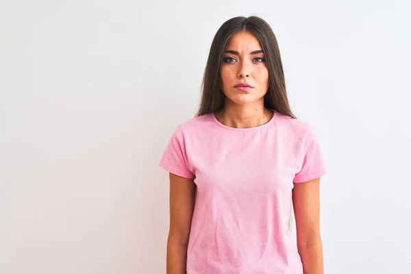 Junge Schöne Frau Rosa Lässigem Shirt Vor Isoliertem Weißem Hintergrund — Stockfoto