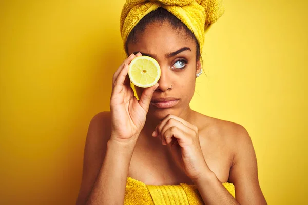 Žena Afro Ručníkem Sprchování Plátkem Citrónu Přes Izolované Žluté Pozadí — Stock fotografie