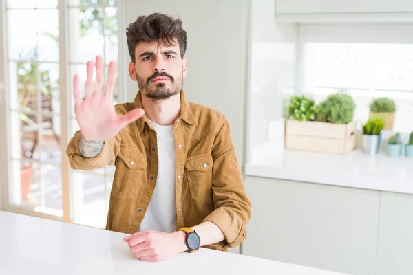 Hombre Joven Con Chaqueta Casual Sentado Mesa Blanca Haciendo Dejar — Foto de Stock