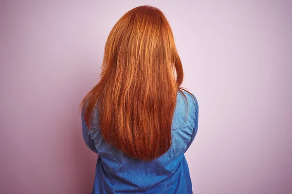 Mooie Roodharige Vrouw Draagt Denim Shirt Gestreepte Shirt Geïsoleerde Roze — Stockfoto