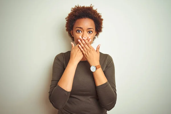 Jovem Mulher Americana Africana Bonita Com Cabelo Afro Sobre Fundo — Fotografia de Stock