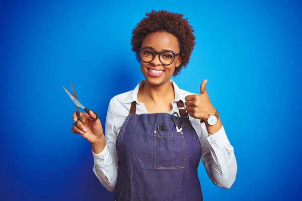 Mujer Peluquera Afroamericana Sosteniendo Tijeras Sobre Fondo Azul Aislado Feliz — Foto de Stock