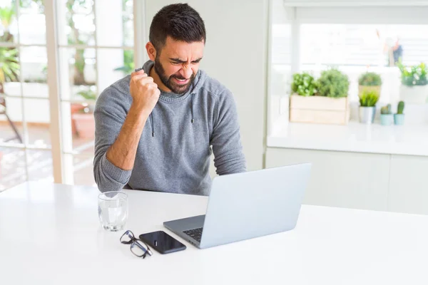 Hombre Hispano Guapo Trabajando Usando Computadora Portátil Molesto Frustrado Gritando — Foto de Stock