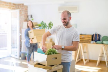 Genç çift yeni daireye taşıma