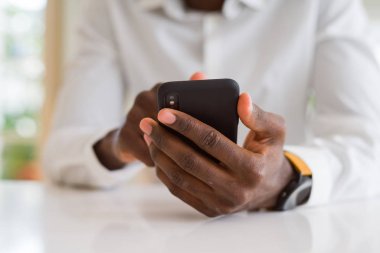 Smarpthone kullanarak Afrika adam elinde yakın çekim