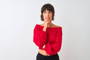 Kırmızı yaz tişörtü giyen genç ve güzel bir kadın izole edilmiş beyaz arka planda dikiliyor. Endişeli ve gergin bir soru soruyor.