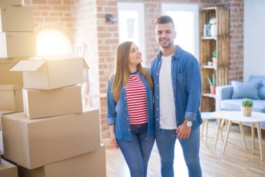 Yeni ev, çok mutlu ve neşeli yeni daire için hareketli aşk genç güzel çift