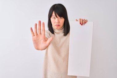 Genç, güzel bir Çinli kadın, beyaz arka planda afiş tutuyor. Eli açık, dur işareti yapıyor. Ciddi ve kendinden emin bir ifadeyle.