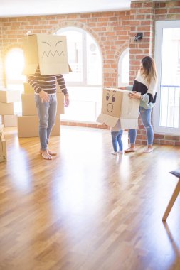 Yeni evde karton bel kutuları ile oynayan çocuk ile güzel famiily