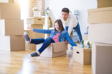 Komik Asya çift sahip eğlenceli, sürme içinde karton kutu smili