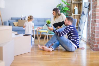 Mutlu aile yeni bir daireye taşınıyor.