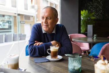 Yakışıklı orta yaş komuta sizde restaurante, kahve içme s
