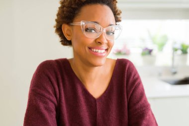 Afro saçlı gözlüklü güzel genç Afrika kadın