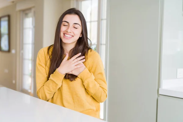 Mulher Bonita Usando Suéter Amarelo Sorrindo Com Mãos Peito Com — Fotografia de Stock