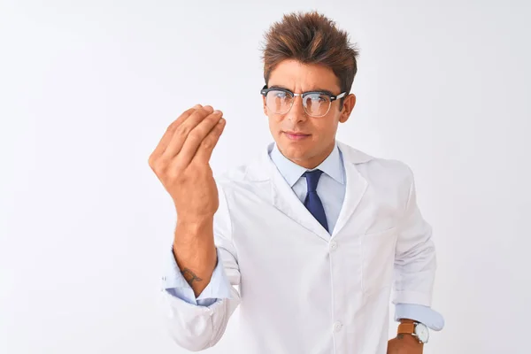年轻英俊的科学家 戴着眼镜 披着外套 站在与世隔绝的白色背景上 手指手画脚地做着意大利式的手势 — 图库照片
