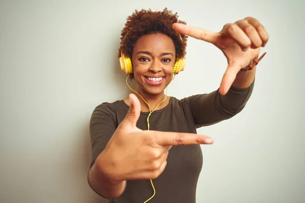 Afrikai Amerikai Fülhallgatót Visel Zenét Hallgat Elszigetelt Háttér Mosolygós Így — Stock Fotó