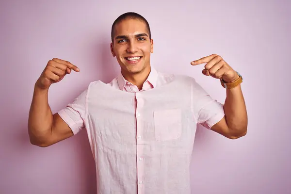 Homem Bonito Jovem Vestindo Camisa Elegante Sobre Fundo Isolado Rosa — Fotografia de Stock