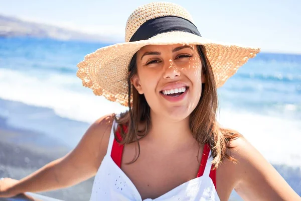 ビーチで夏休みを楽しむ笑顔の若い美しい女性 — ストック写真
