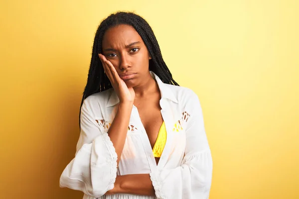 Afro Americana Férias Vestindo Biquíni Camisa Sobre Fundo Amarelo Isolado — Fotografia de Stock