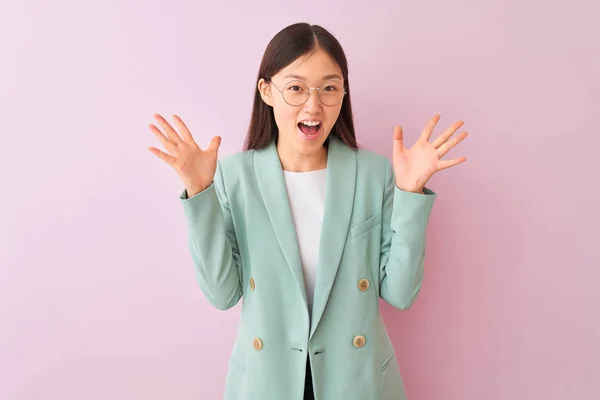 Joven Mujer Negocios China Con Chaqueta Gafas Sobre Fondo Rosa —  Fotos de Stock