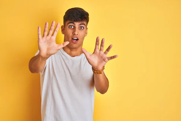 Junger Indischer Mann Weißem Shirt Der Vor Isoliertem Gelben Hintergrund — Stockfoto