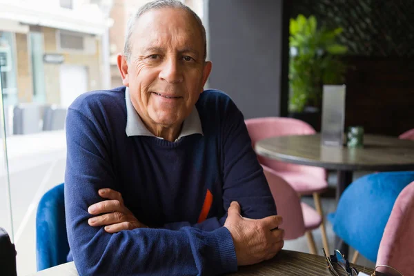 Bonito homem de meia idade sênior bebendo café no restaurante, s — Fotografia de Stock