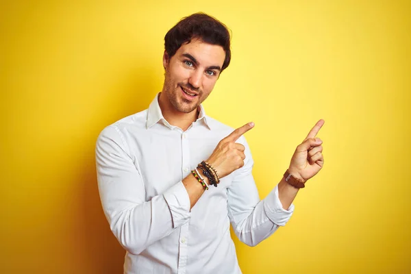 Jovem Empresário Bonito Vestindo Camisa Elegante Sobre Fundo Amarelo Isolado — Fotografia de Stock