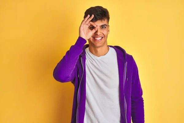 Ung Indian Man Bär Lila Tröja Stående Över Isolerad Gul — Stockfoto