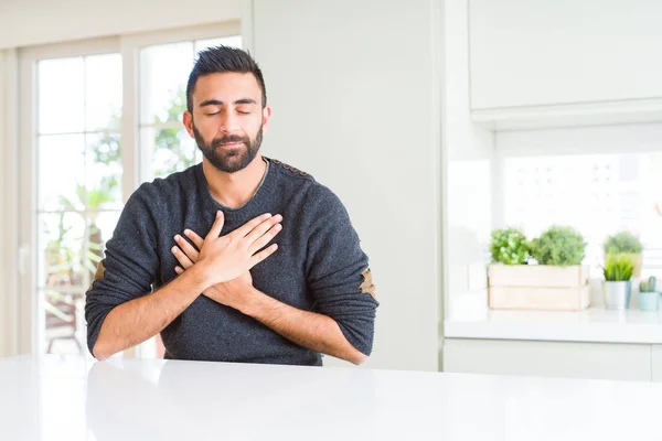 Hombre Hispano Guapo Usando Suéter Casual Casa Sonriendo Con Las —  Fotos de Stock