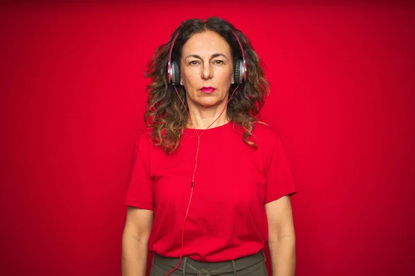 Mujer Mayor Mediana Edad Que Usa Auriculares Escuchando Música Sobre — Foto de Stock