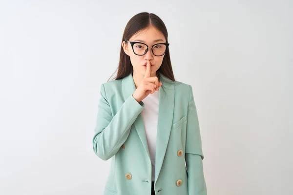 中国女商人穿着雅致的夹克和眼镜 站在孤立的白色背景上 要求保持安静 手指放在嘴唇上 沉默和秘密概念 — 图库照片