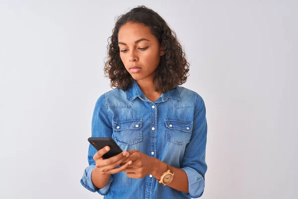 Mujer Brasileña Joven Usando Teléfono Inteligente Pie Sobre Fondo Blanco —  Fotos de Stock