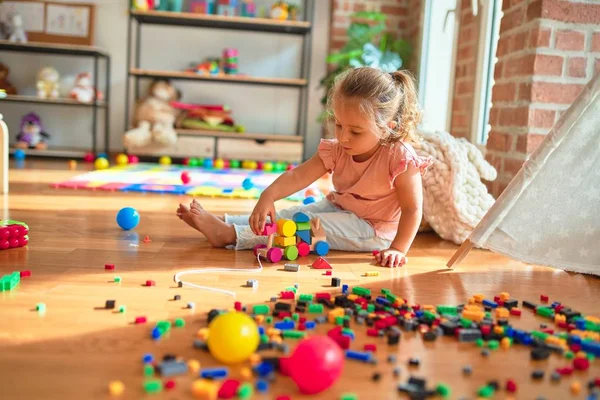 Schöne Blonde Kleinkind Mädchen Spielt Mit Zug Kindergarten — Stockfoto